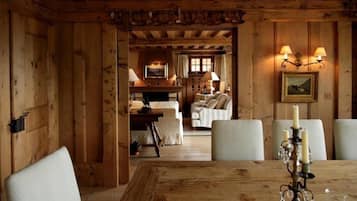 Chalet, Multiple Bedrooms, Terrace, Mountain View (6 Bathrooms) | In-room dining