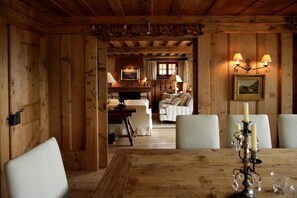 Chalet, meerdere slaapkamers, terras, uitzicht op bergen (6 Bathrooms) | Dineren in de kamer