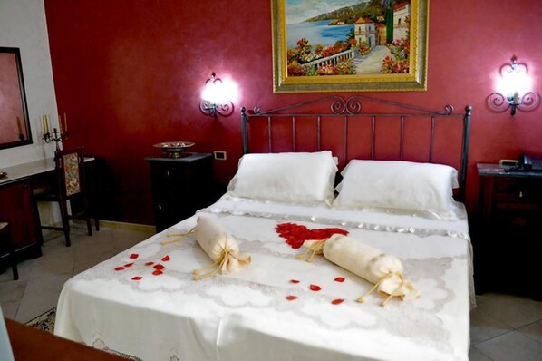 Dubbelrum | Minibar, värdeförvaringsskåp på rummet och skrivbord