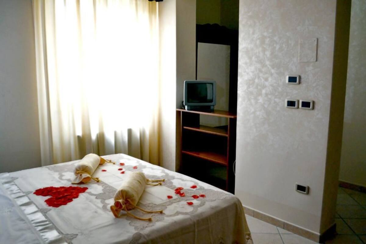 Minibar, in-room safe, desk, iron/ironing board (on request)