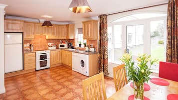 Full-sized fridge, microwave, oven, stovetop