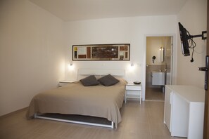 Minibar, caja de seguridad en la habitación y escritorio 