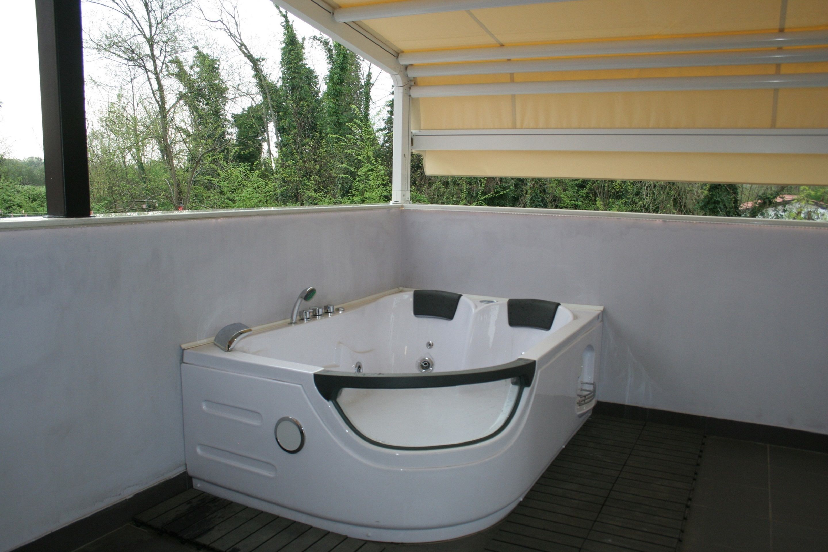 Comfort Double Room, Terrace, Jacuzzi, Garden view | Jetted bathtub