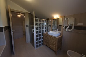 Double Room | Bathroom shower
