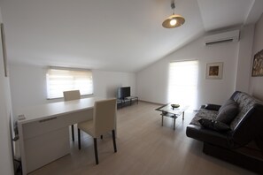 Suite (Second Floor) | 迷你吧、房內夾萬、書桌、隔音