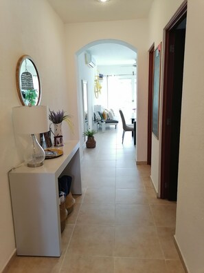 基本公寓, 2 間臥室, 泳池景 | 客廳 | 平面電視