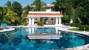 Outdoor pool - Real del Carmen 202 Playacar by Myrica (Playa del Carmen)