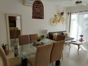 Appartamento Basic, 2 camere da letto, vista piscina | Area soggiorno | TV a schermo piatto