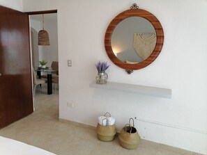 基本公寓, 2 間臥室, 泳池景 | 2 間睡房、房內夾萬、手提電腦工作空間、熨斗/熨衫板