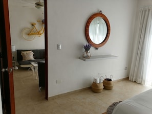 Appartamento Basic, 2 camere da letto, vista piscina | 2 camere, una cassaforte in camera, postazione laptop
