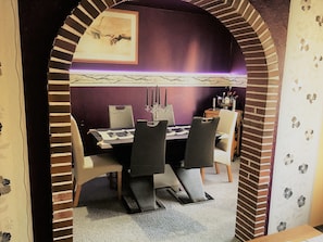 Deluxe-Apartment, 2 Schlafzimmer, zum Innenhof hin | 2 Schlafzimmer, Bügeleisen/Bügelbrett, kostenloses WLAN