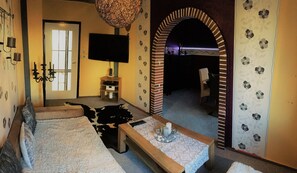 Deluxe Apartment, 2 Bedrooms, Courtyard Area | Living room | Flat-screen TV - Sweet Apartment Melange (Augsburg)