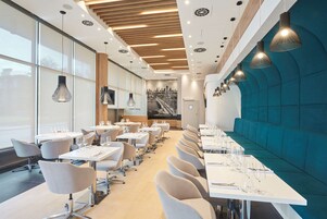 供应早餐、午餐和晚餐，国际美食