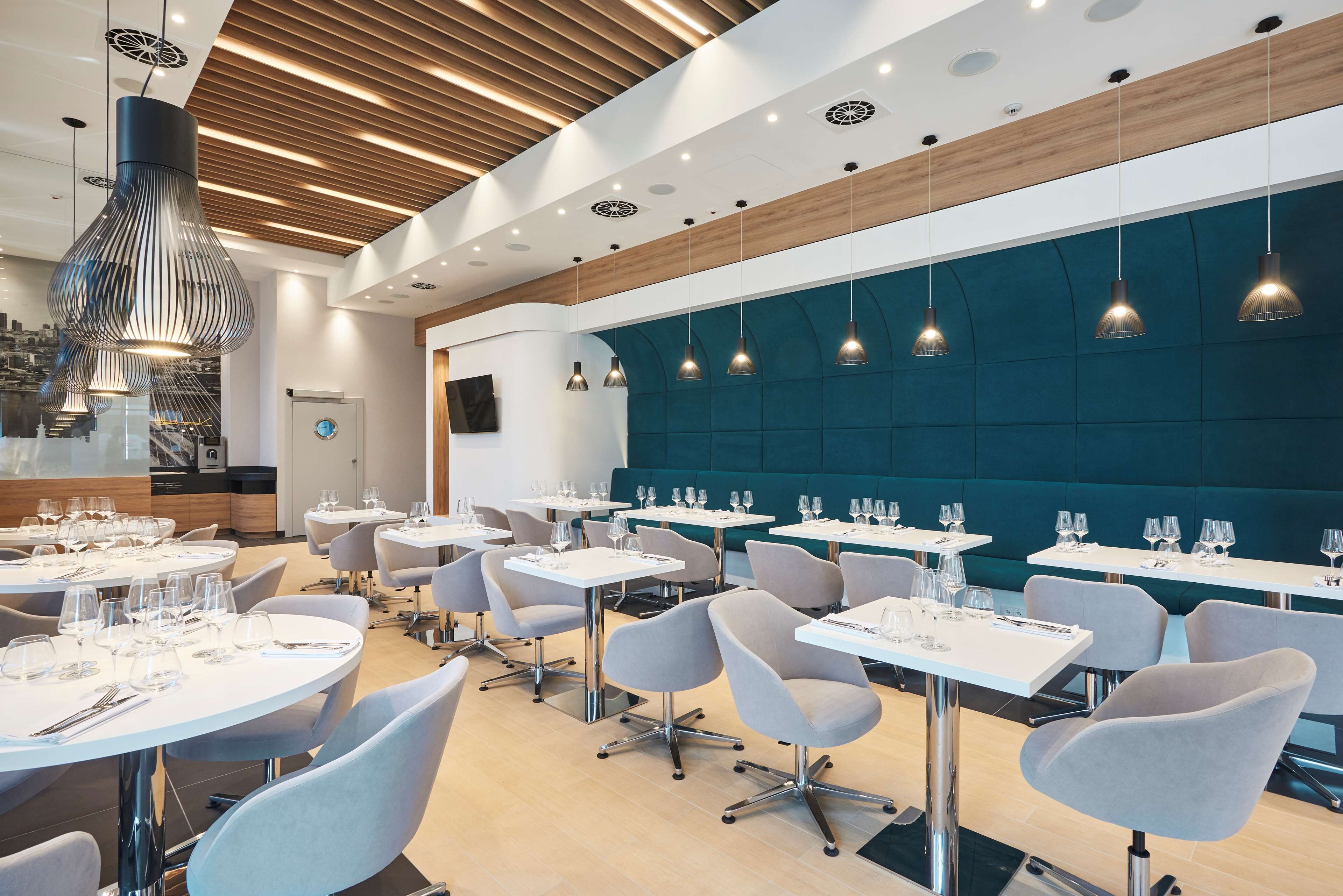 breakfast, lunch, dinner served; international cuisine