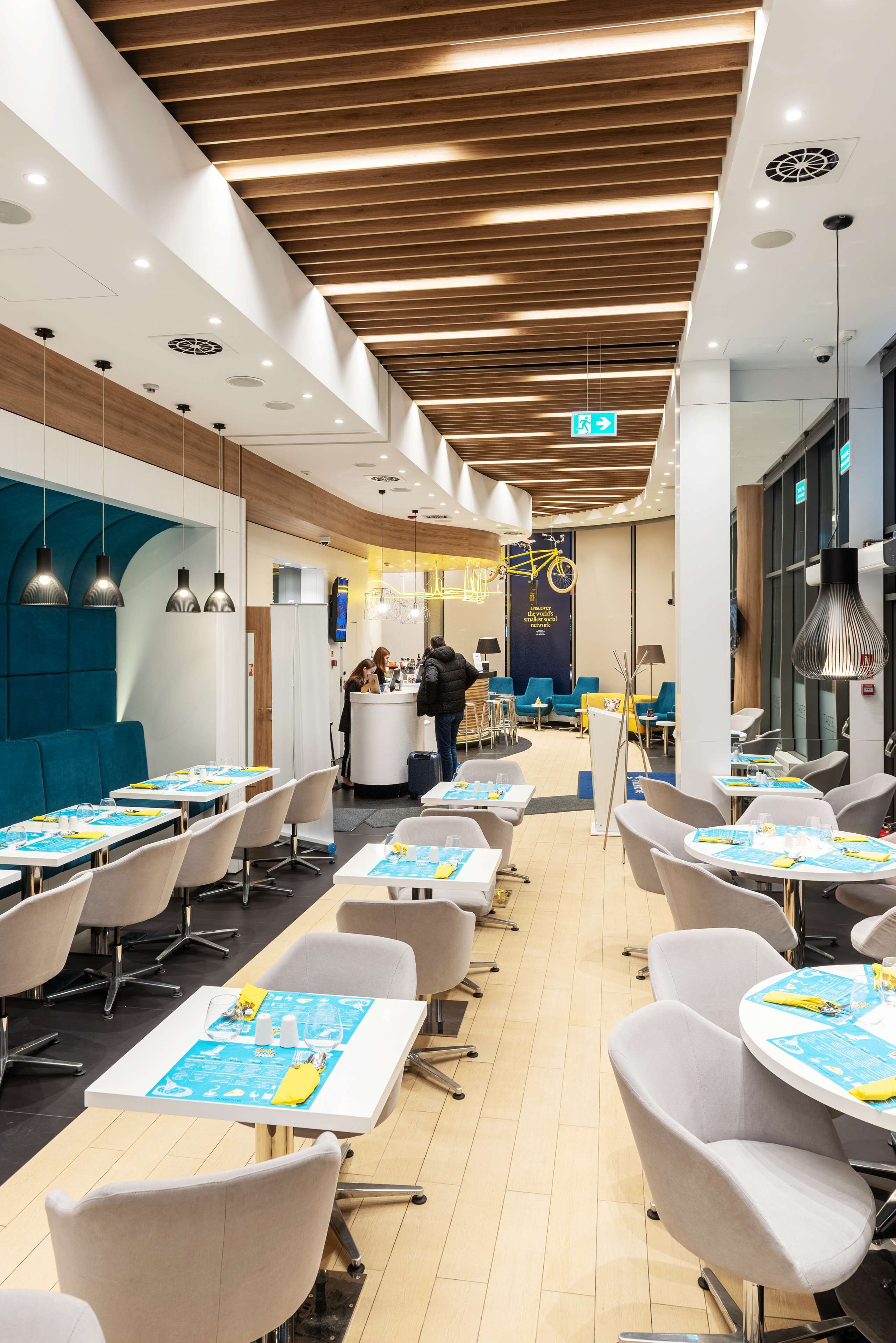 breakfast, lunch, dinner served; international cuisine