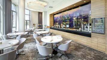 Desayuno buffet diario (PLN 69 por persona)