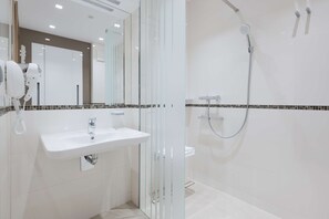 Douche, douche à « effet pluie », articles de toilette écologiques