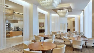 3 restaurantes, se sirven desayunos, comidas y cocina internacional