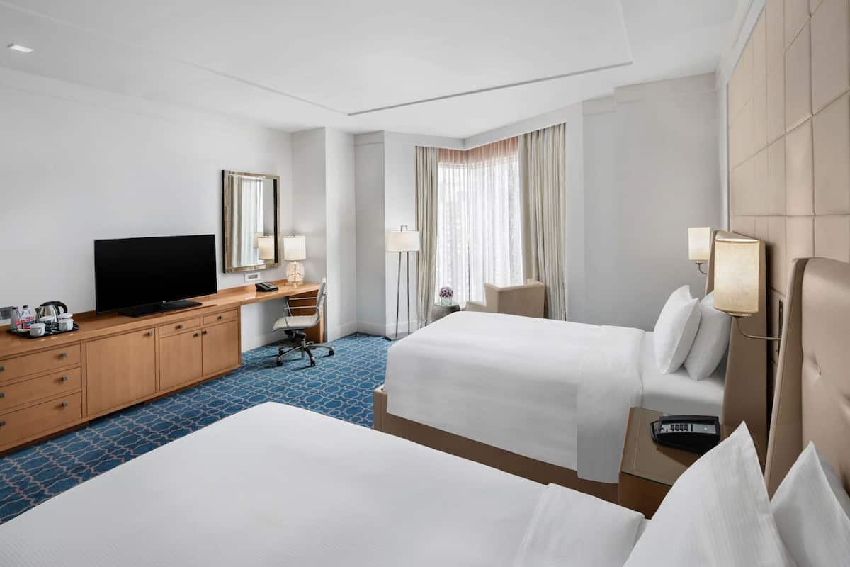 Minibar, caja de seguridad en la habitación y escritorio