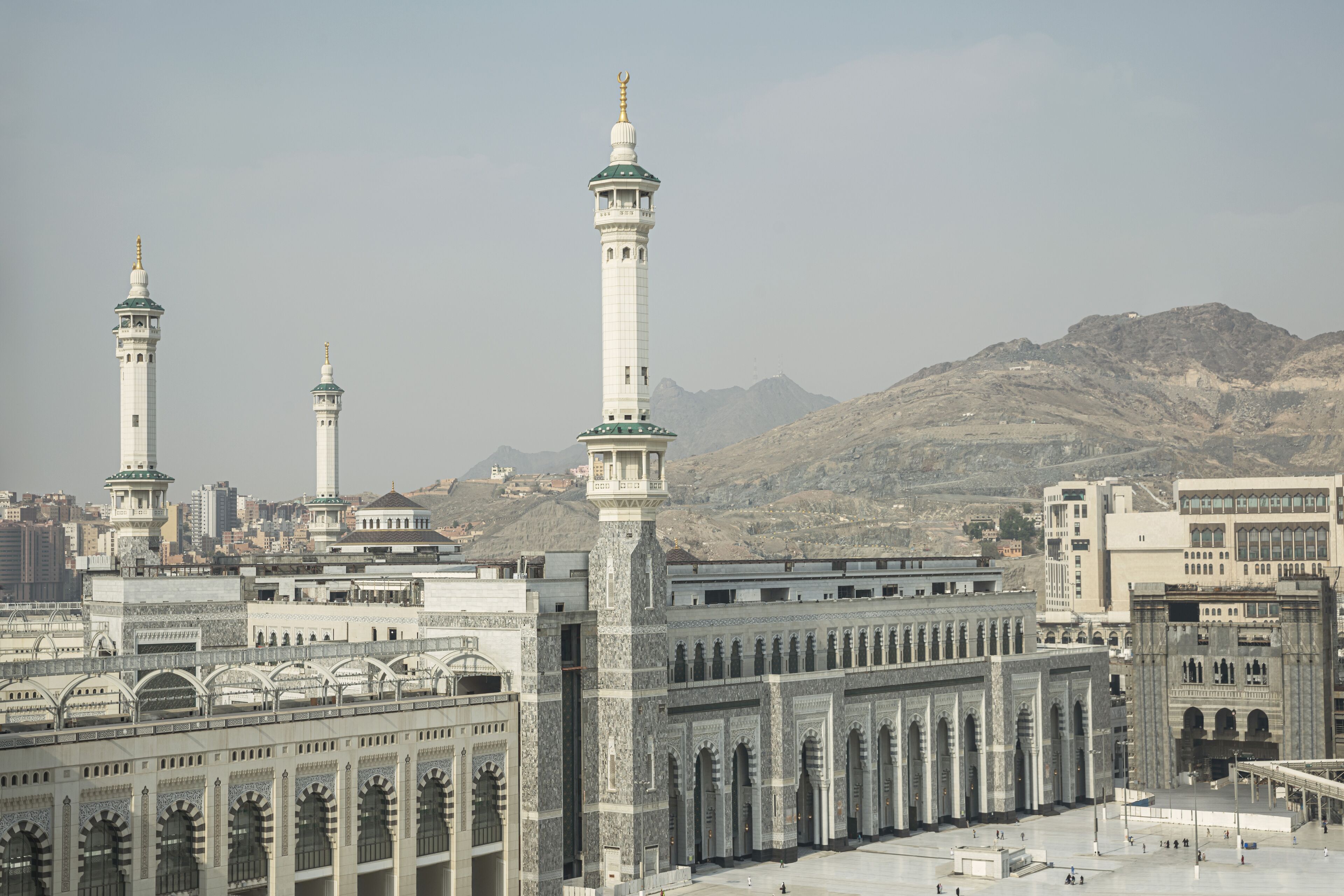Suuri moskeija, jossa on useita minareetteja ja sisäpiha.