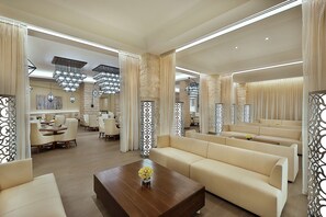 3 restaurantes, se sirven desayunos, comidas y cocina internacional