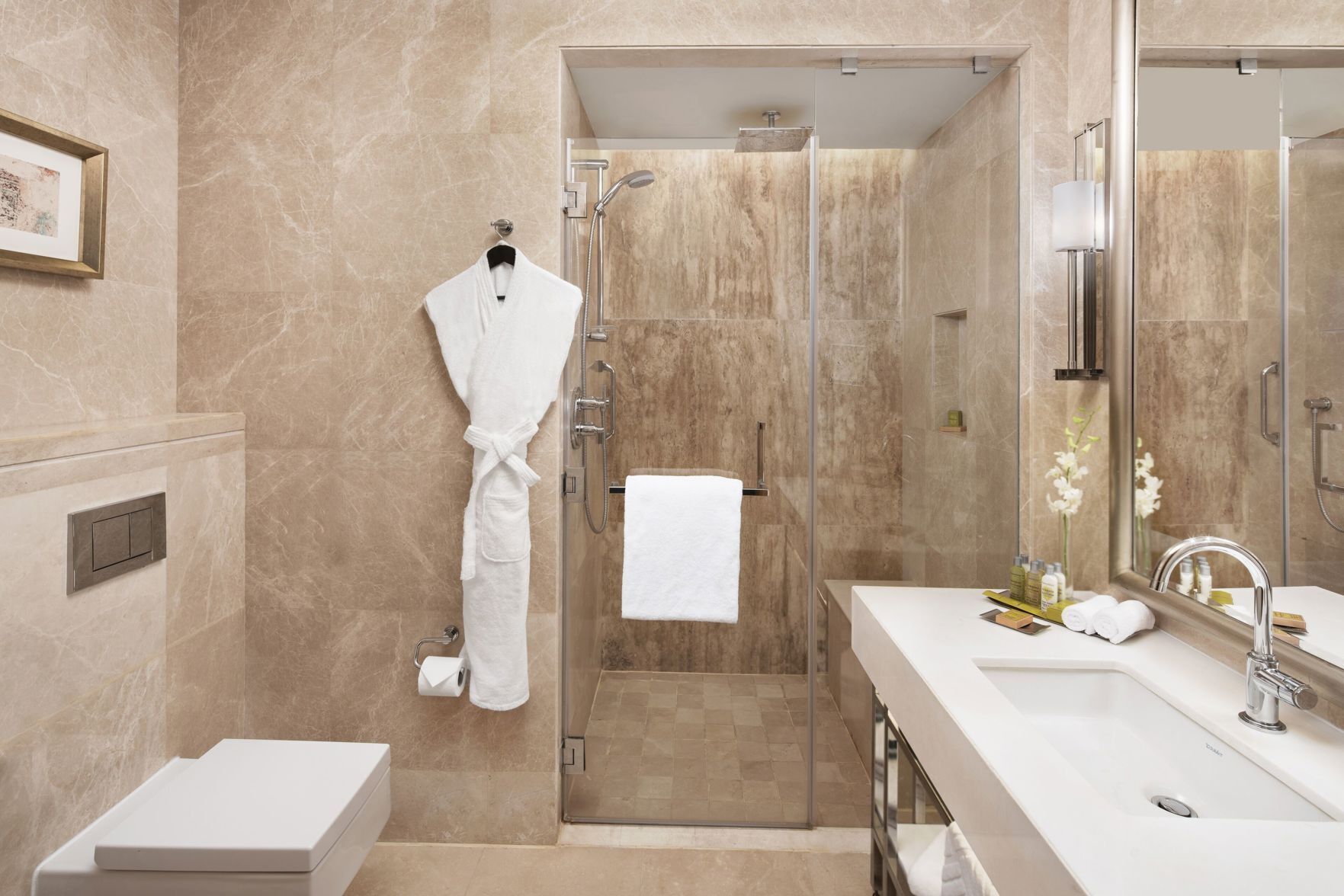 Baño | Regadera, secadora de cabello, batas, pantuflas 