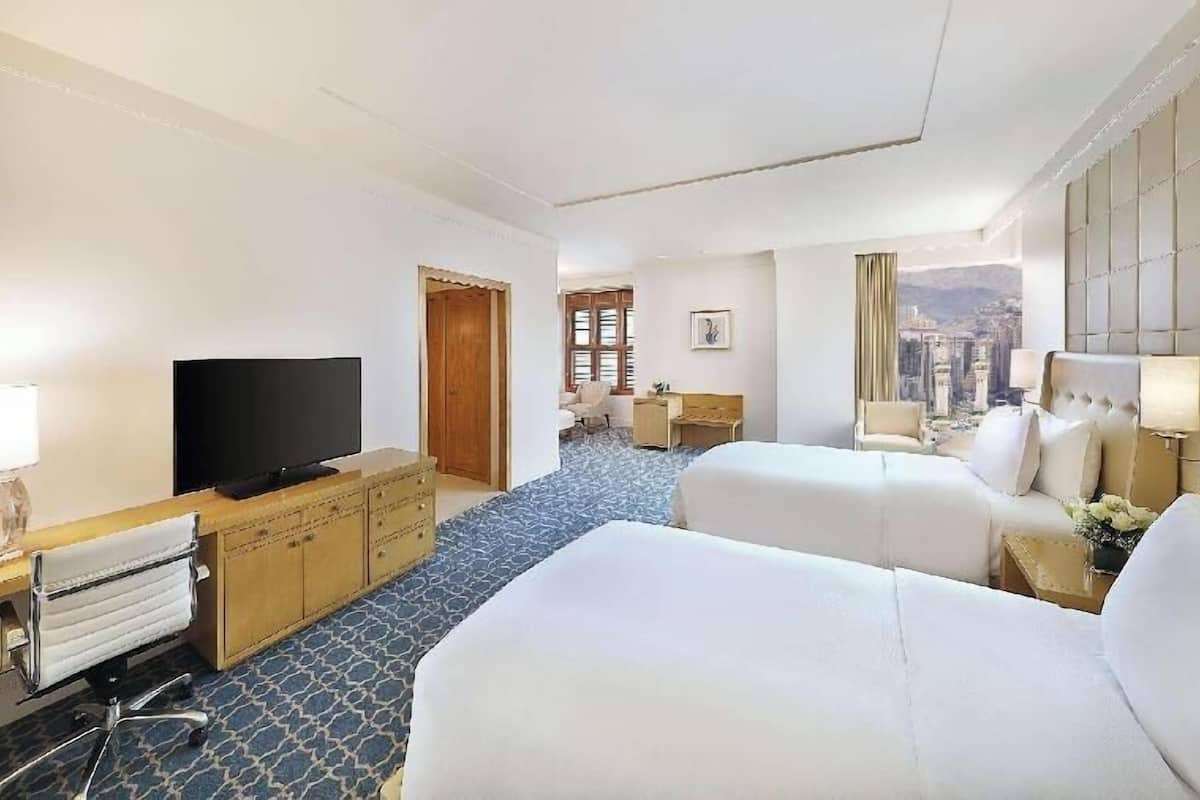 Minibar, caja de seguridad en la habitación y escritorio