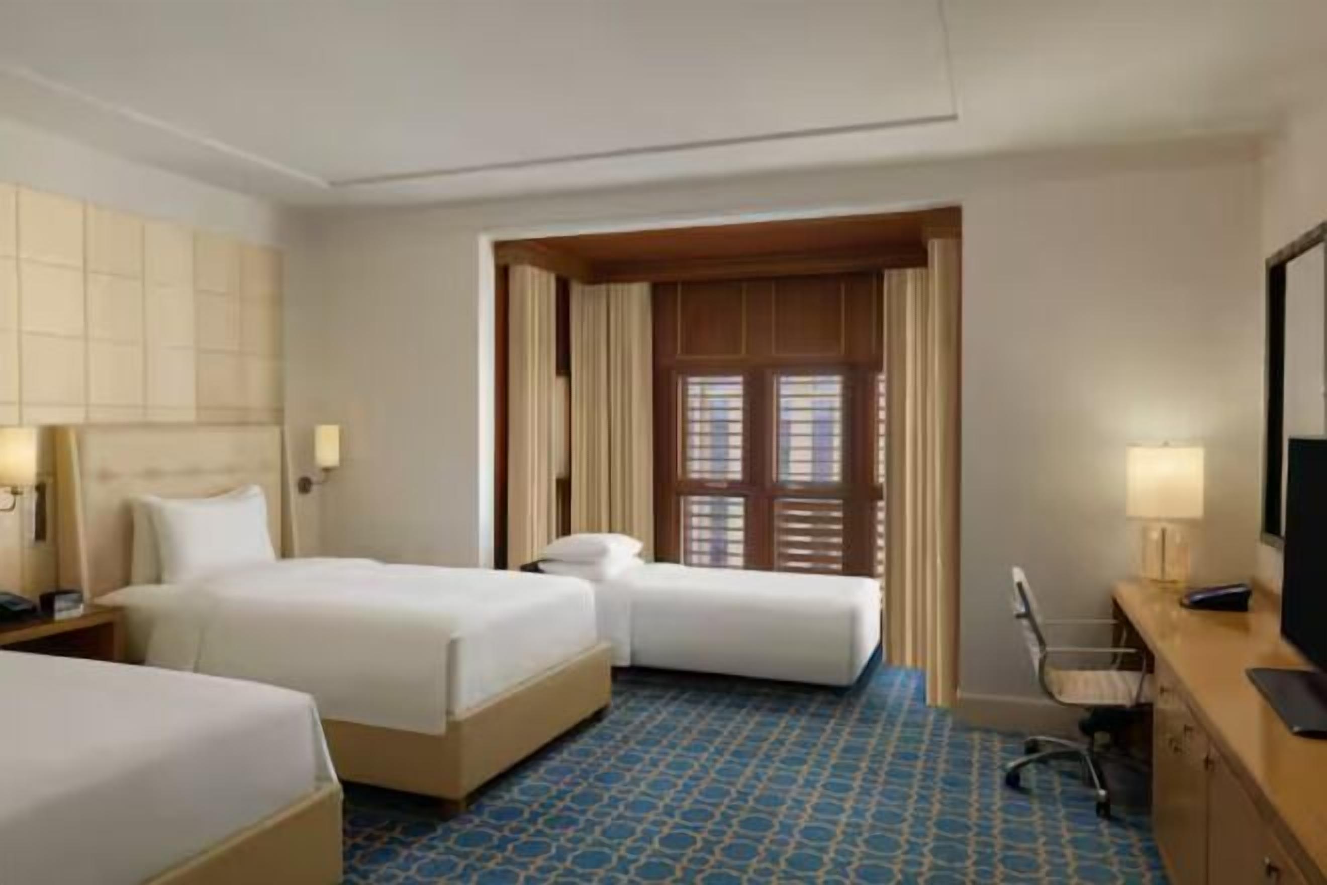 Frigobar, cofres nos quartos, escrivaninha, cortinas blackout