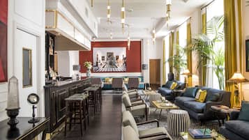 Serveert ontbijt, lunch, diner, Italiaanse gerechten