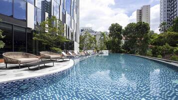 Una piscina al aire libre