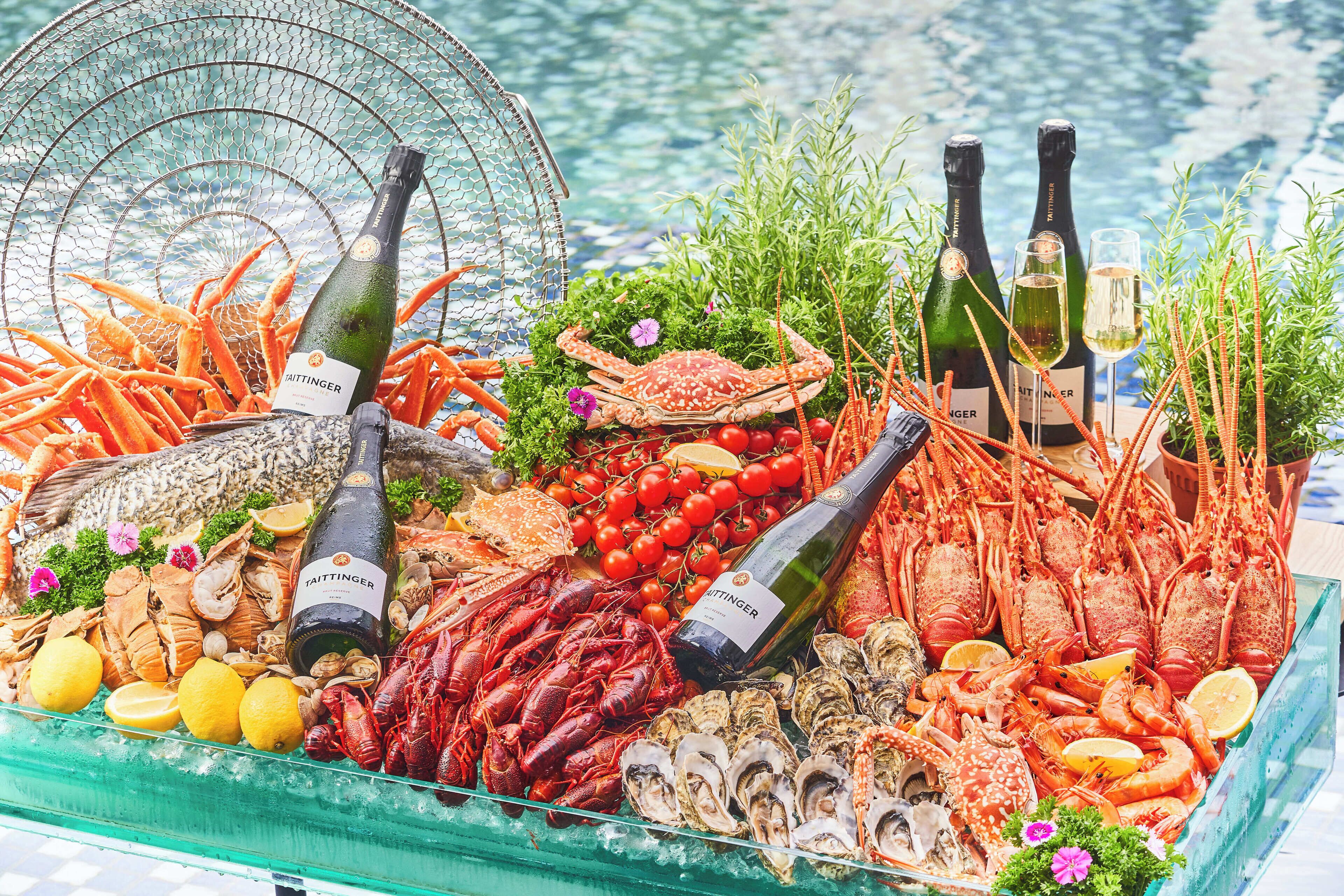 breakfast, lunch, dinner served; international cuisine