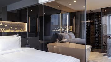 Suíte premier, 1 cama King | Cofres nos quartos, escrivaninha, espaço de trabalho para notebook