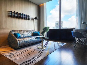 Phòng Suite Premier, 1 giường cỡ king | Két bảo mật tại phòng, bàn, khu vực làm việc phù hợp cho laptop 