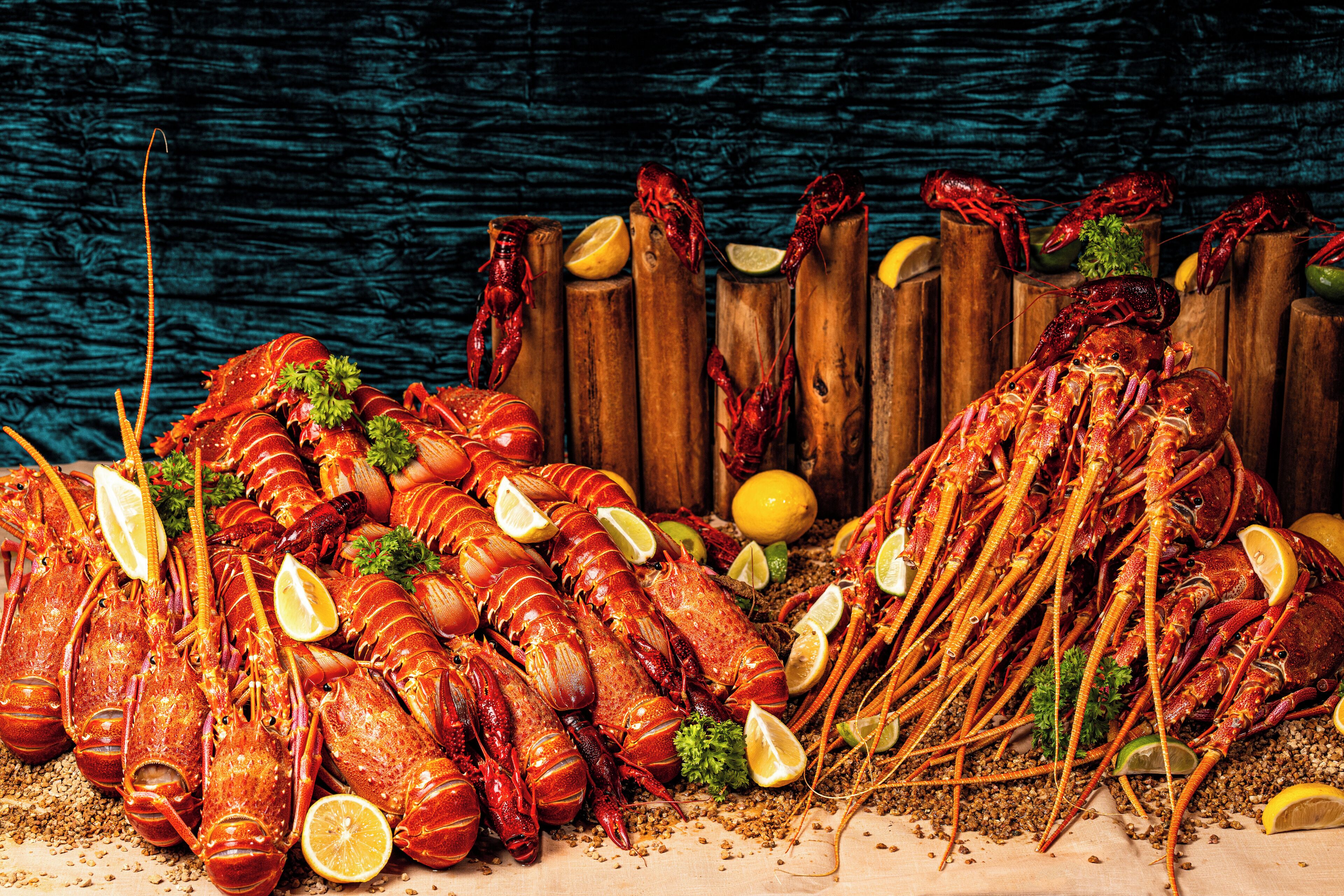 breakfast, lunch, dinner served; international cuisine