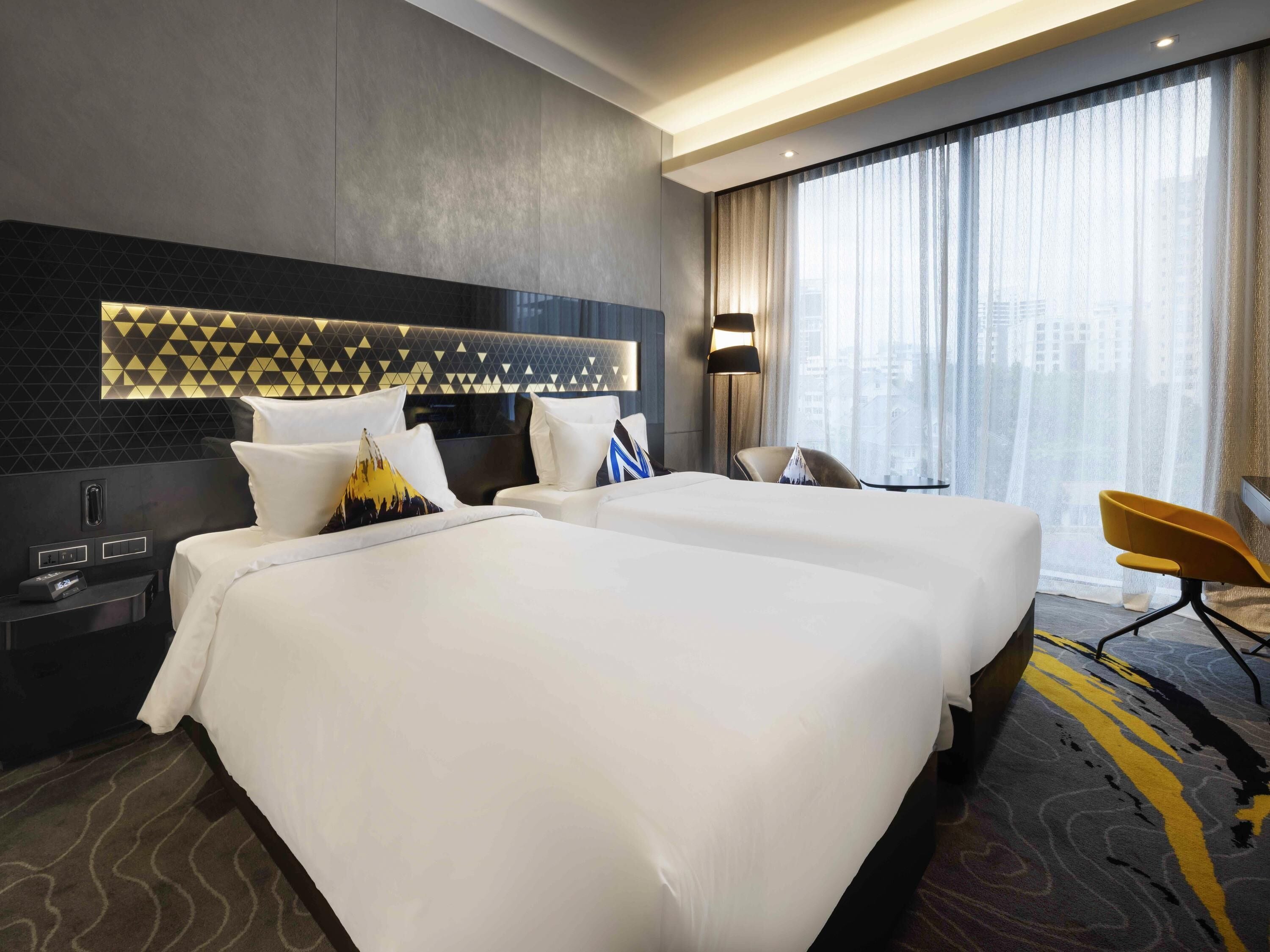 デラックス ルーム シングルベッド 2 台 | セーフティボックス (室内)、デスク、ノートパソコン用作業スペース、遮光カーテン