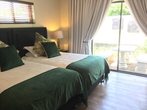 Luxury Twin Suite  | Minibar, una cassaforte in camera, con stile personalizzato