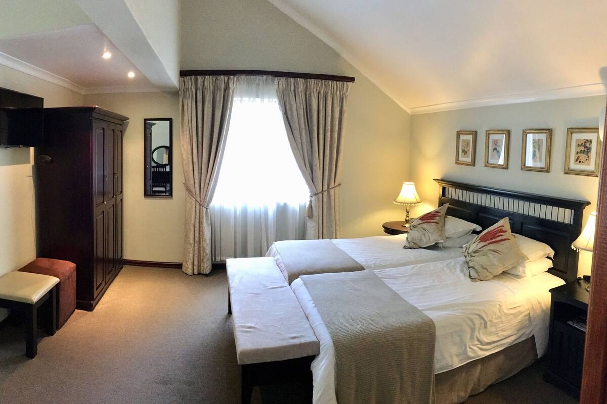 Executive Suite | Frigobar, cofres nos quartos, escrivaninha, Wi-Fi de cortesia