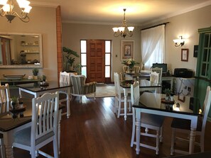 Colazione completa, servita nei giorni feriali (85 ZAR a persona) 