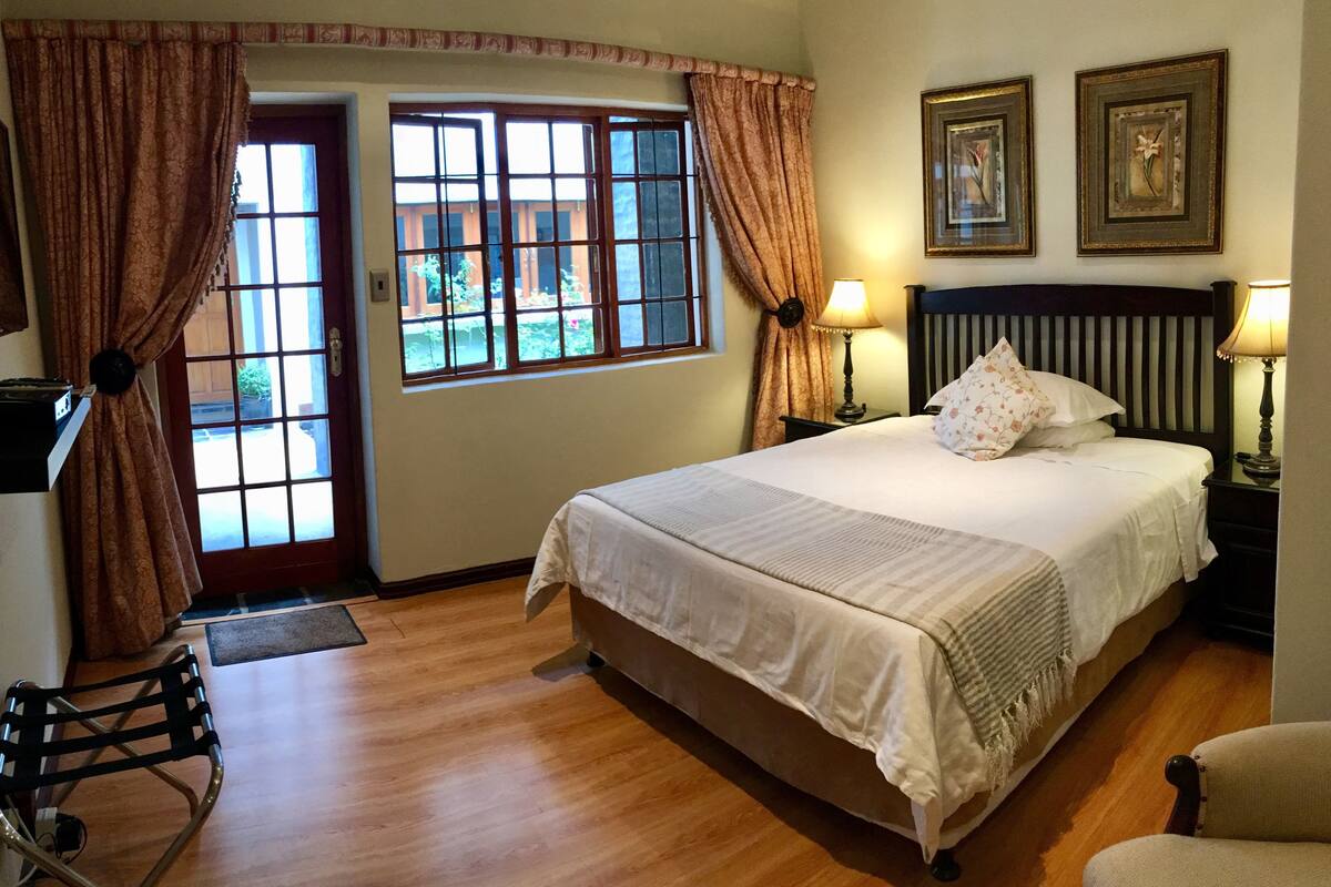Luxury Queen Suite | Frigobar, cofres nos quartos, escrivaninha, Wi-Fi de cortesia