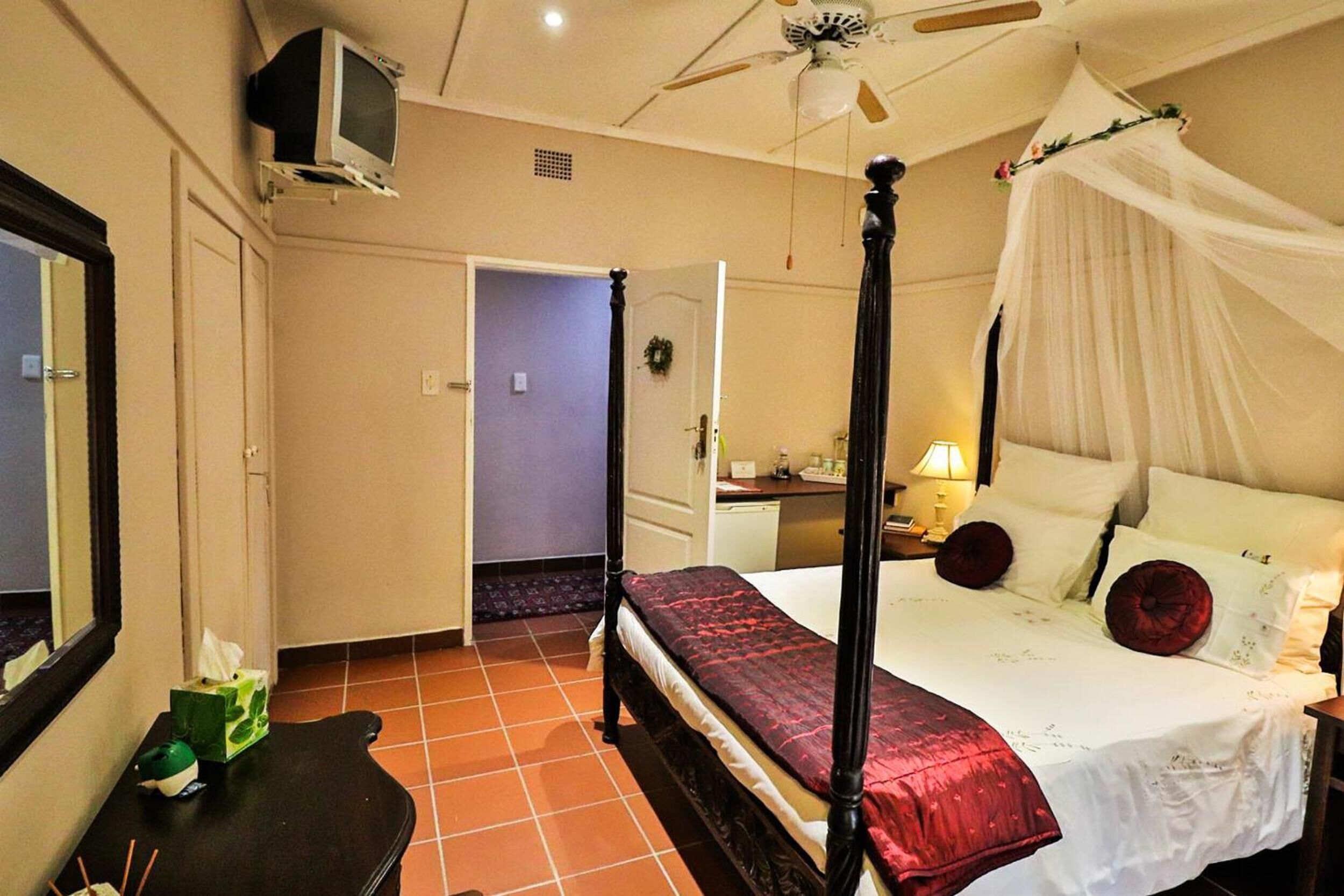 迷你吧、客房内保险箱、办公桌、隔音