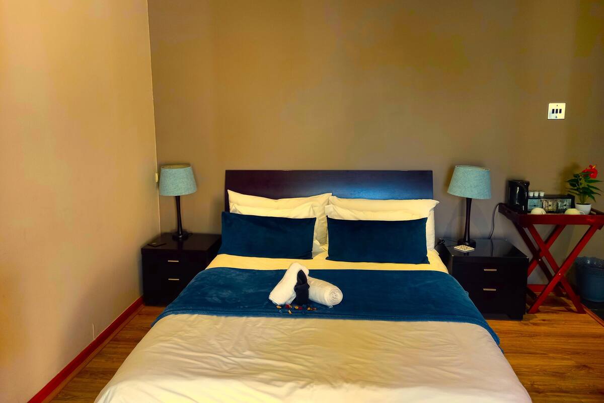 Classic Double Room (Patio 5) | Peti besi dalam bilik, meja, ruang kerja komputer riba 