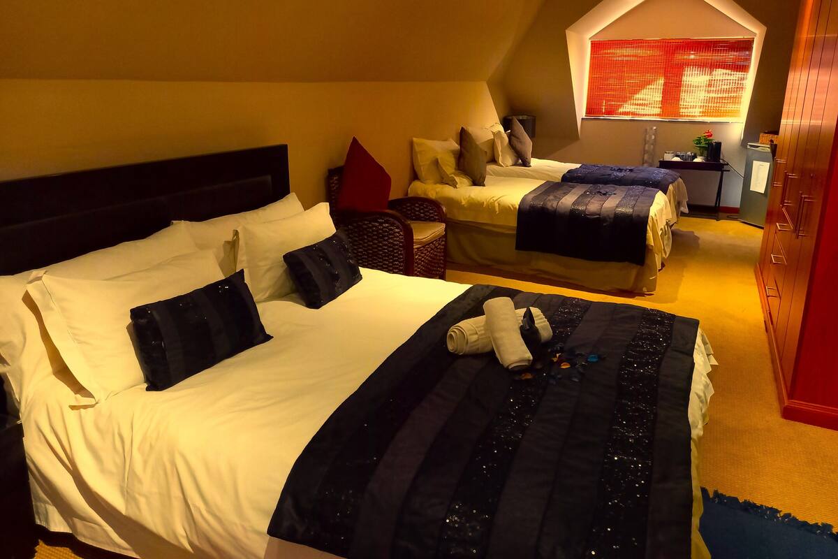 Comfort Room | Peti besi dalam bilik, meja, ruang kerja komputer riba 