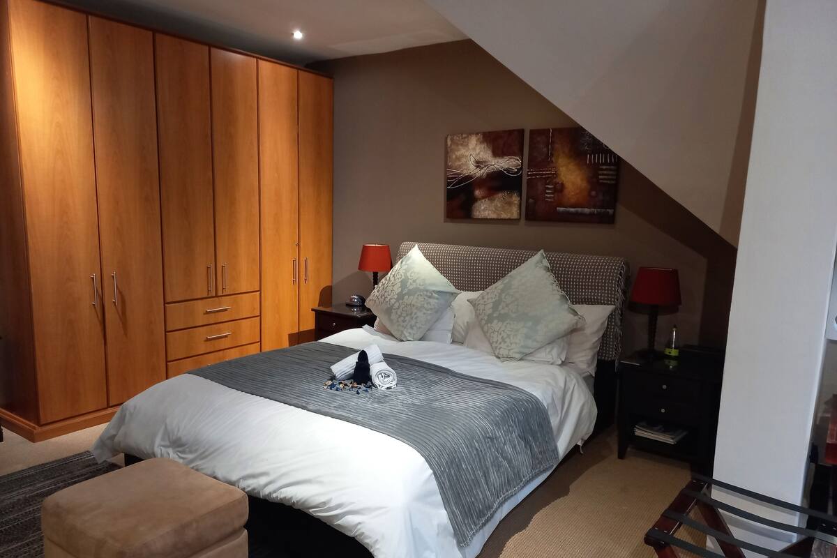Luxury Triple Room | Peti besi dalam bilik, meja, ruang kerja komputer riba 