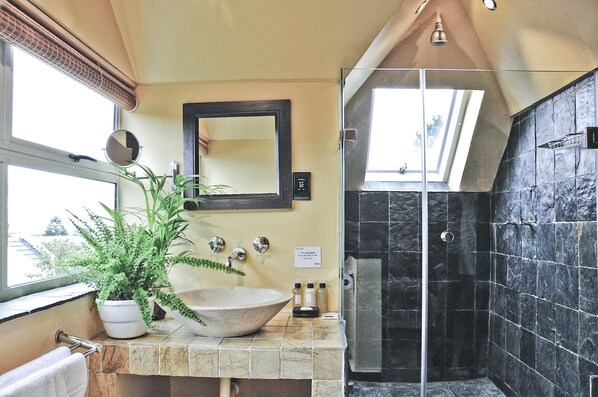 Chambre Standard double (Upstairs 3) | Salle de bain | Douche cascade, articles de toilette (gratuits), séchoir à cheveux