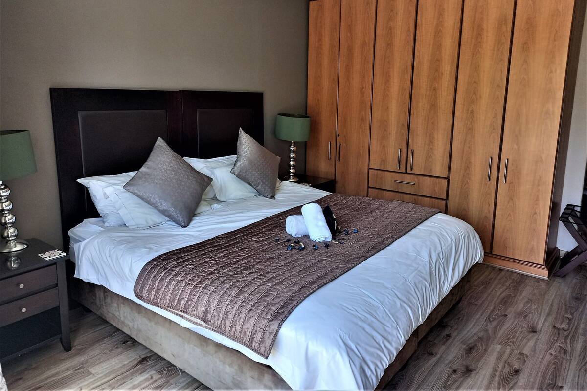 Luxury Double or Twin Room | Peti besi dalam bilik, meja, ruang kerja komputer riba 