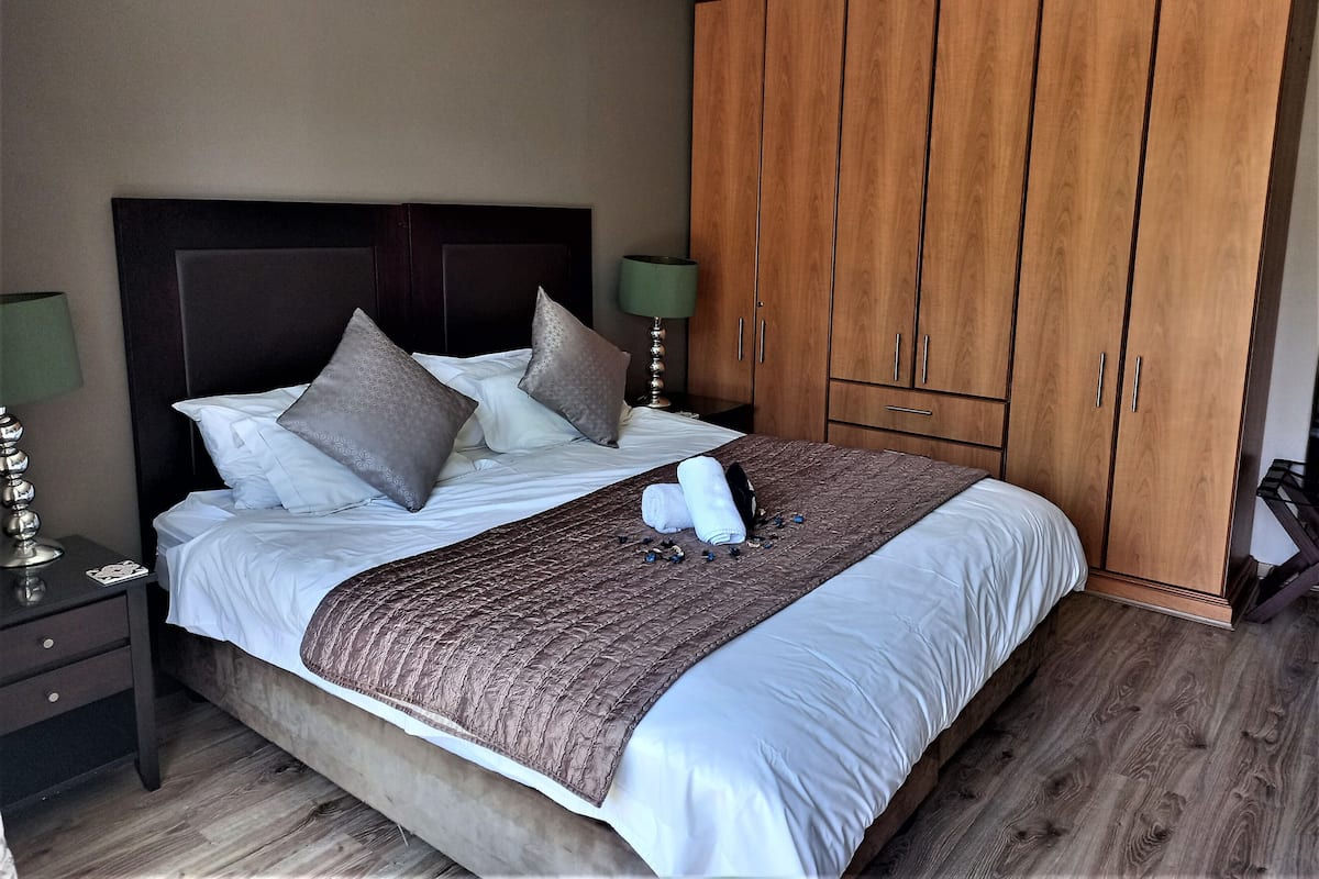 Luxury Double or Twin Room | Peti besi dalam bilik, dihias secara berasingan