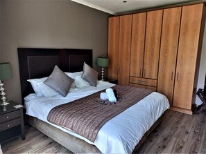 Caja de seguridad en la habitación y decoración personalizada