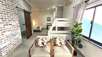 家庭開放式套房, 1 間臥室, 陽台, 庭園景觀 | 起居區 | 41-吋智慧型電視、衛星頻道、電視、Netflix