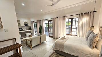 Superior-Suite, 1 Schlafzimmer, Balkon, Blick auf den Innenhof | Bettwäsche aus ägyptischer Baumwolle, hochwertige Bettwaren