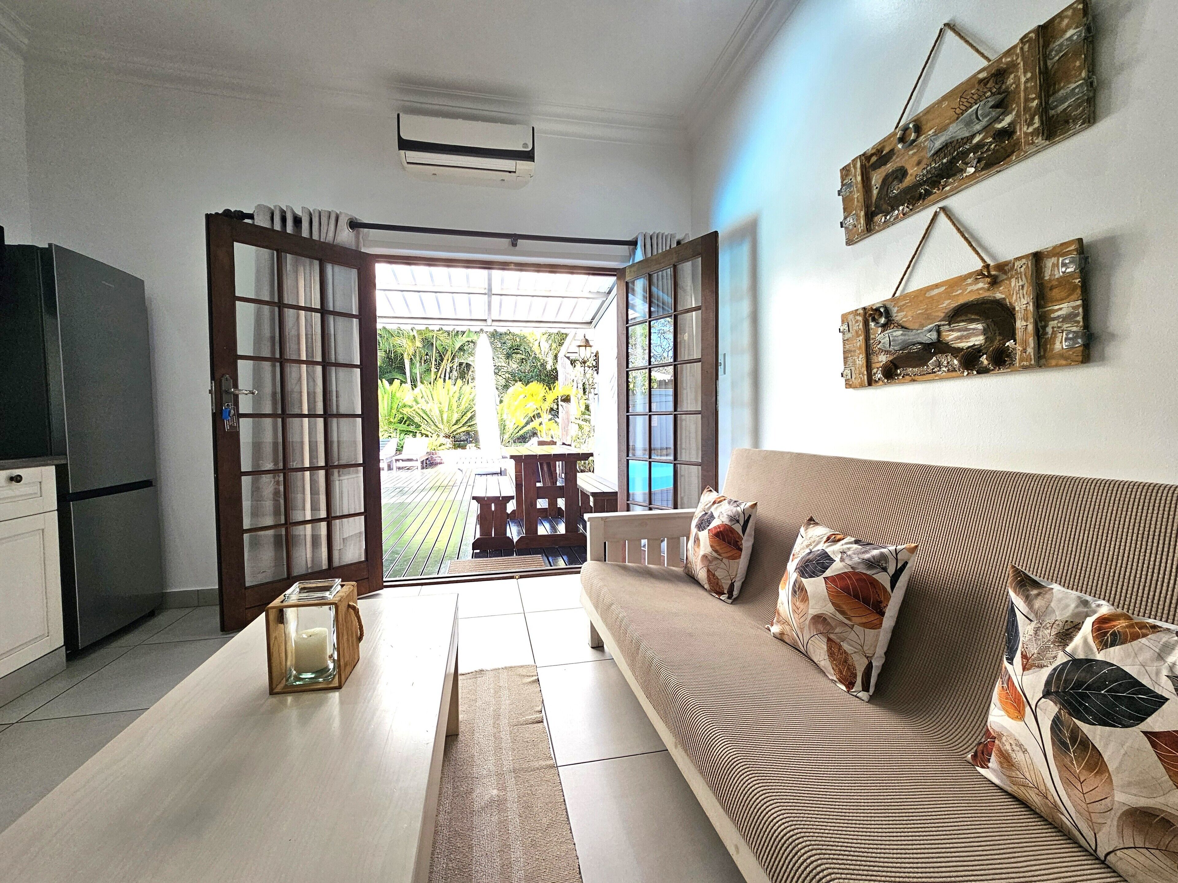 Romantische Studiosuite, 1 Schlafzimmer, Terrasse, Poolblick | Wohnbereich | 41-Zoll-Smart-TV mit Satellitenempfang, Fernseher, Netflix